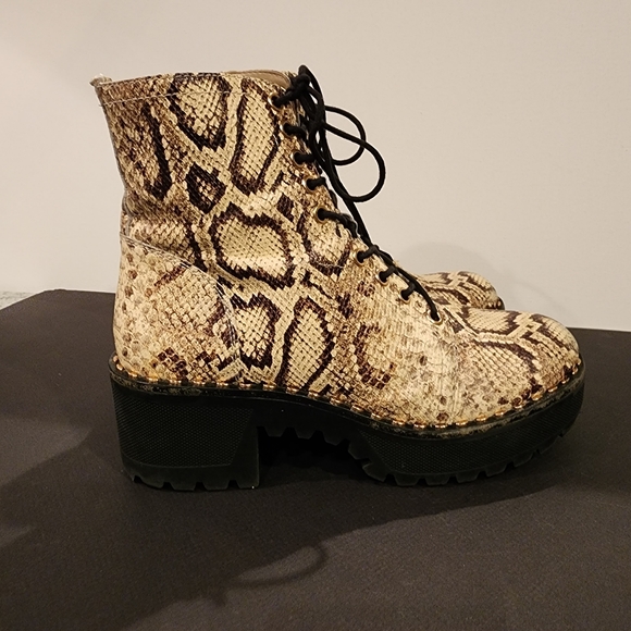 VINCE CAMUTO "Mecale" Leather Python Print COMBAT BOOTS SIZE 8.5M - Picture 5 of 16